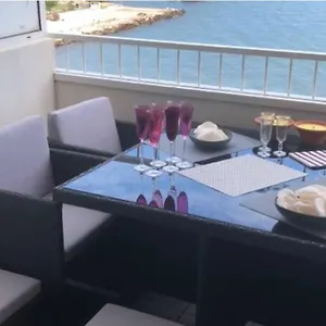 https://les-pieds-dans-l-eau-vue-sur-les-les-dor.aixenprovencehotels.org